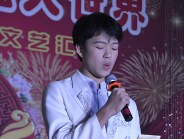 羊歌盛世方报捷，猴舞新春又呈祥