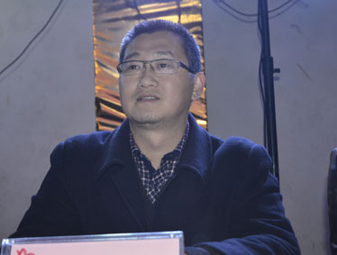 羊歌盛世方报捷，猴舞新春又呈祥