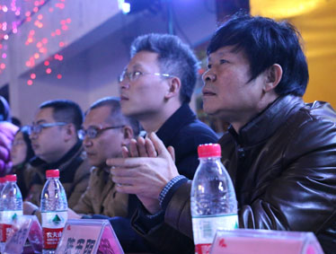 羊歌盛世方报捷，猴舞新春又呈祥