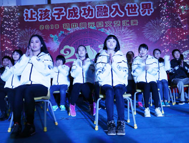 羊歌盛世方报捷，猴舞新春又呈祥