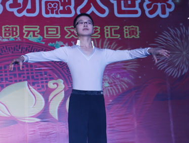 羊歌盛世方报捷，猴舞新春又呈祥