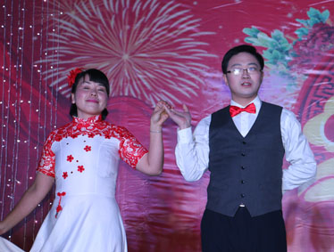 羊歌盛世方报捷，猴舞新春又呈祥