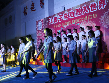 羊歌盛世方报捷，猴舞新春又呈祥