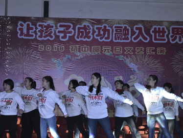羊歌盛世方报捷，猴舞新春又呈祥