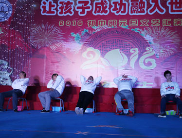 羊歌盛世方报捷，猴舞新春又呈祥